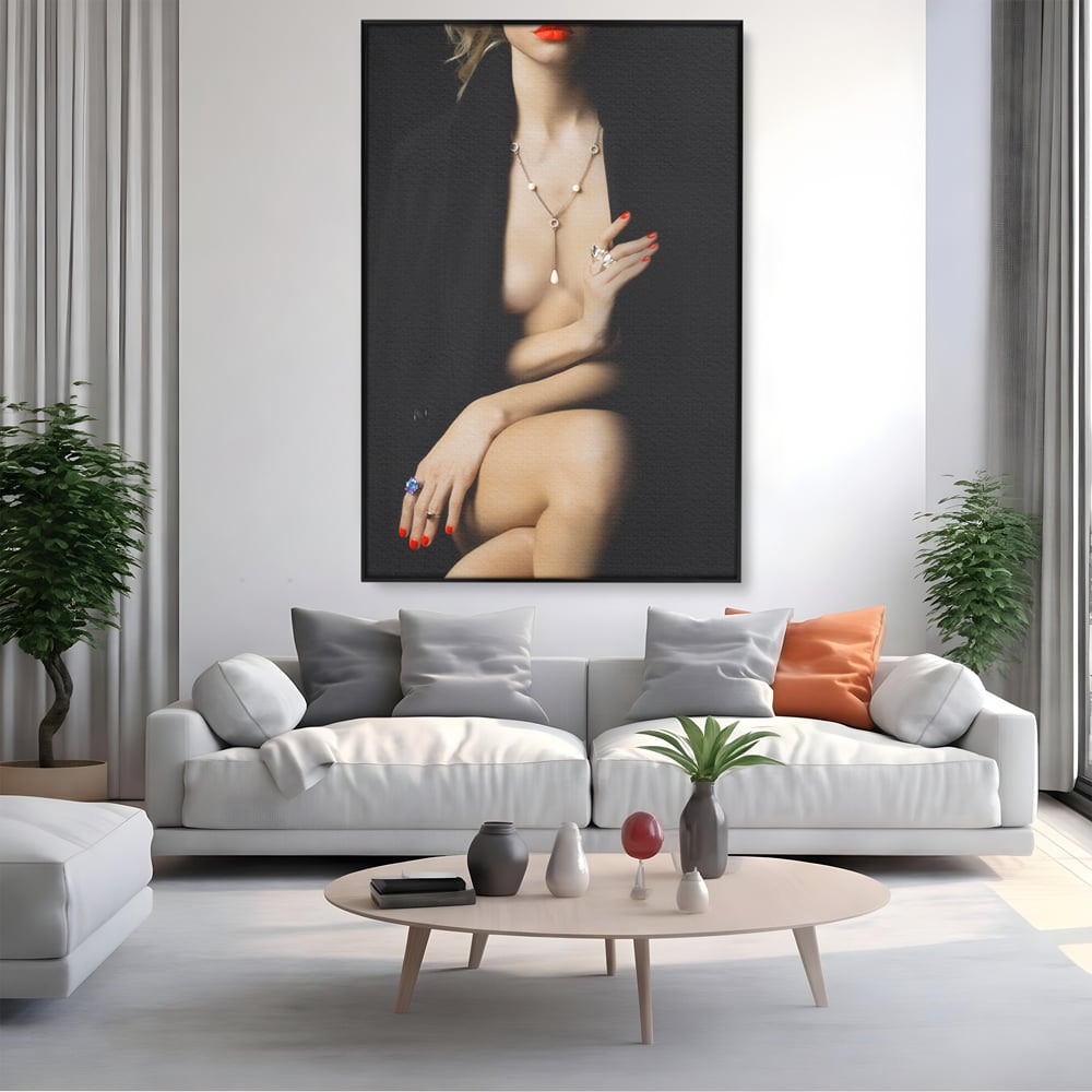 Tablou canvas cu tablou canvas cu portret artistic de femeie, in rama de aluminiu negru, pe perete intr-un living